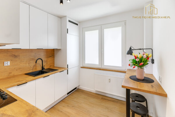 urzadzony pokoj w mieszkaniu studenckim